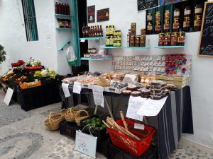 Foto tienda productos típicos de Frigiliana con escapadas en Málaga