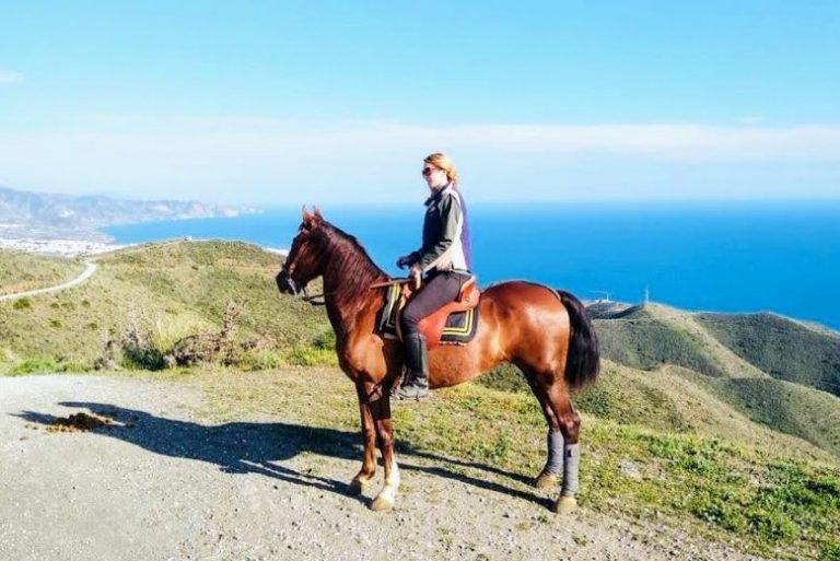 foto de actividad montar a caballo con escapadas en Málaga